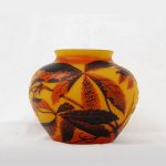 Kugel-Vase mit wildem Wein