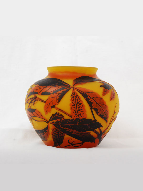Kugel-Vase mit wildem Wein